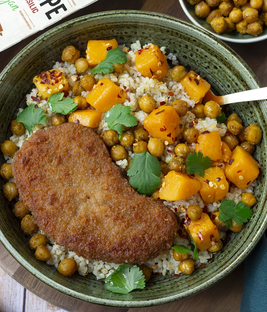 Assiette boulgour, patate douce, pois chiches rôtis et escalope vegan